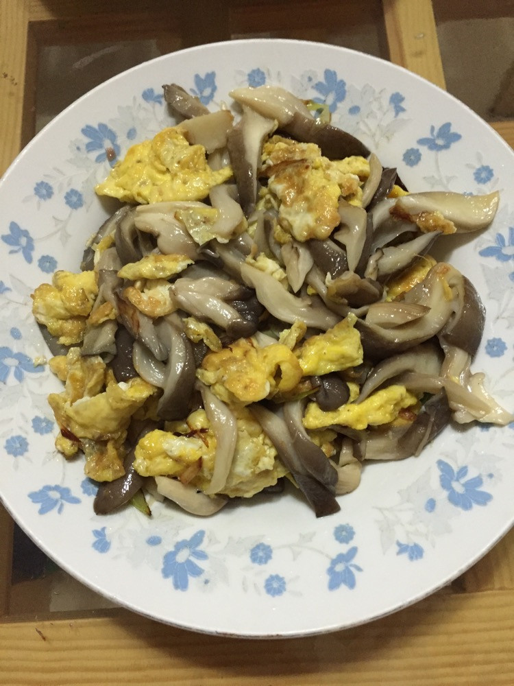 蘑菇炒鸡蛋的做法