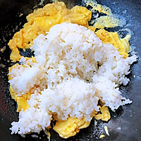 #钟于经典传统味#腊肠芹叶蛋炒饭的做法图解8