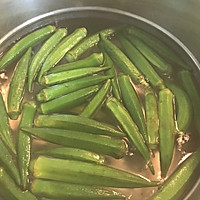 油爆秋葵的做法图解1