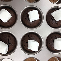 #花10分钟，做一道菜！#棉花糖巧克力杯子蛋糕的做法图解16
