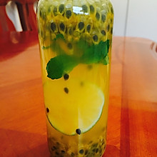 柠檬百香果冰饮
