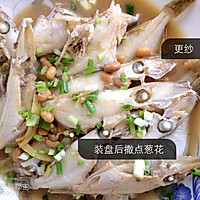 黄豆瓣焖剥皮鱼的做法图解3