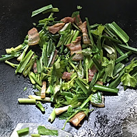 蒜苗辣椒炒腊肉的做法图解6