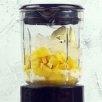 自制椰汁菠萝冰沙的做法图解4