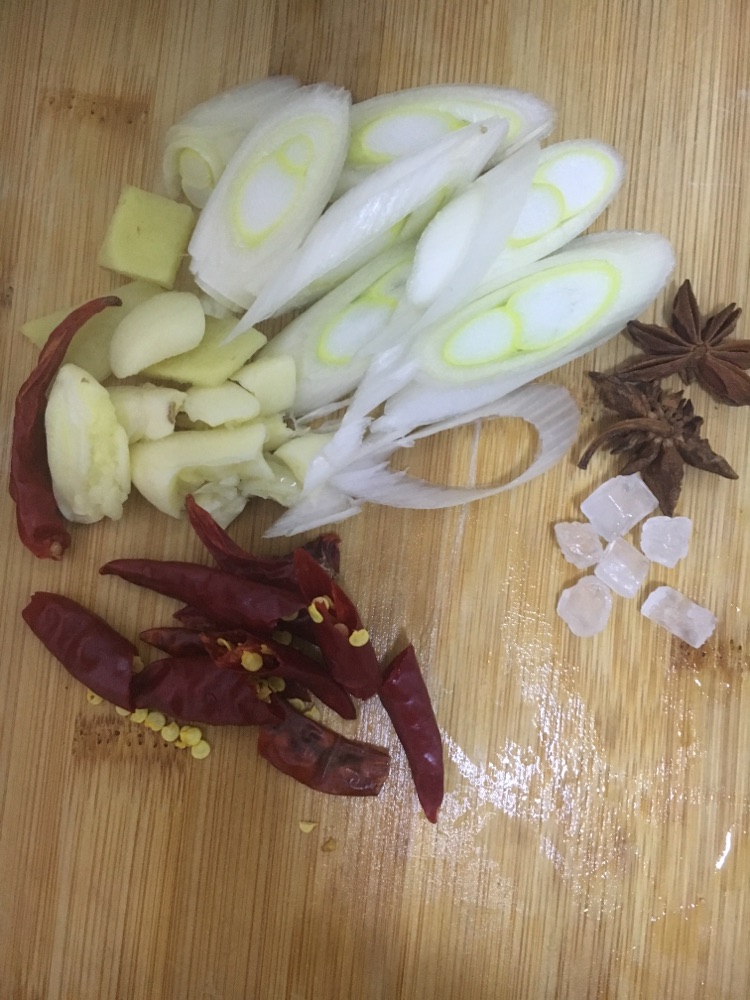排骨炖豆角的做法图解1