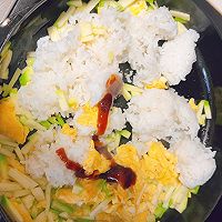 #食在幸福年 总有新花样#三分钟开吃！有菜有蛋的炒饭的做法图解4
