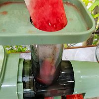 #解腻开胃就吃它#清热解暑的原汁西瓜汁的做法图解4