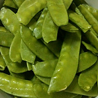 荷兰豆炒腊肉的做法图解2
