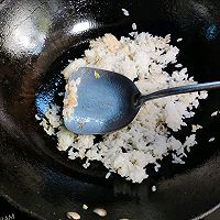 【家常菜】豌豆黄瓜玉米粒蛋炒饭的做法图解2