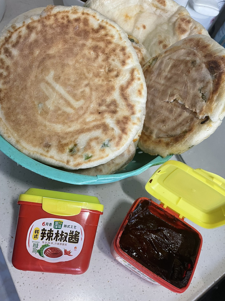 香辣葱花发面饼的做法