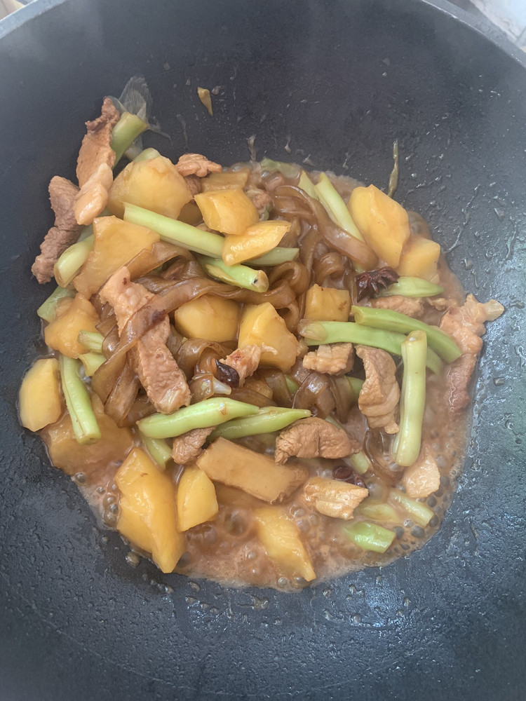五花肉炖土豆 豆角粉条子的做法