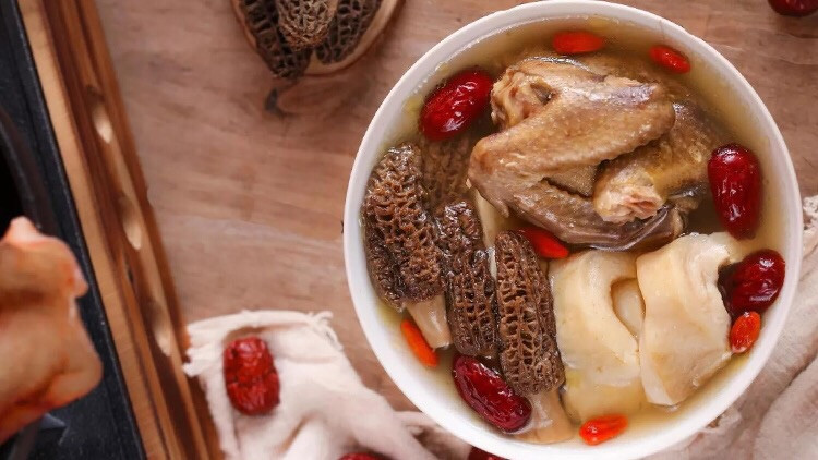 羊肚菌鸽子新西兰花胶汤的做法
