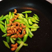 炭烧腰果炒西芹的做法图解3