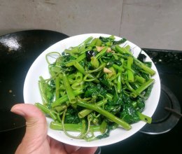 炒藤藤菜（空心菜）的做法