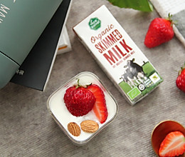 #轻饮蔓生活#草莓坚果酸奶杯-脱脂奶版本的做法