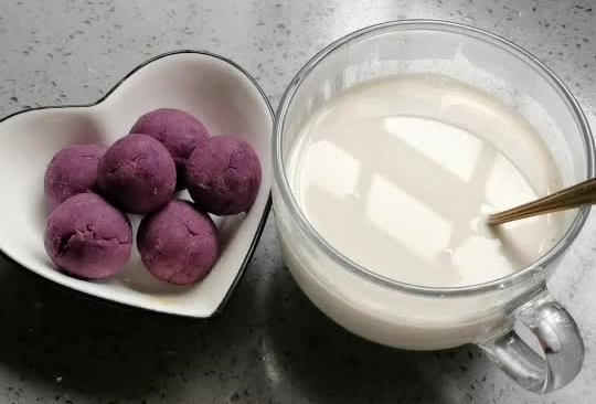 紫薯芋圆奶茶的做法
