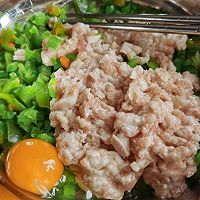 猪肉青椒水饺的做法图解3