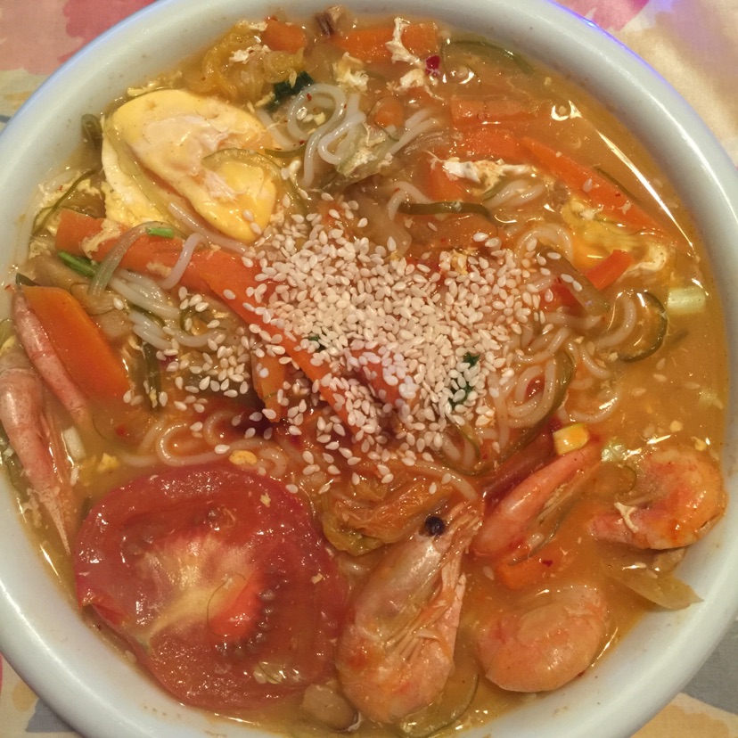 超级简单海鲜蔬菜热汤面的做法图解2
