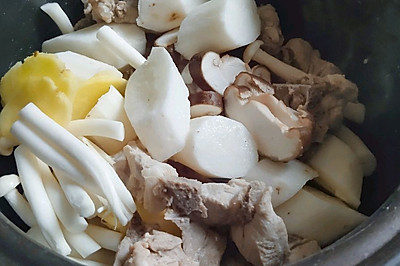 超简单电饭煲冬季暖心山药菌菇骨头汤！
