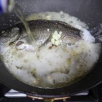啤酒蒜香鲫鱼的做法图解5