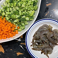 西兰花虾仁炒饭的做法图解1