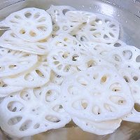 #刘畊宏女孩减脂饮食#荷兰豆藕片木耳胡萝卜炒虾仁的做法图解3