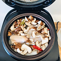 养生冬日蘑菇鸡汤的做法图解4