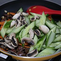 #中小学生营养餐#让孩子嘎嘎炫饭的营养家常菜｜青瓜牛肉片的做法图解9