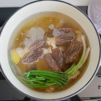 山药排骨羊肚菌汤的做法图解3