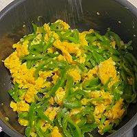 简单又下饭～青椒炒鸡蛋的做法图解5