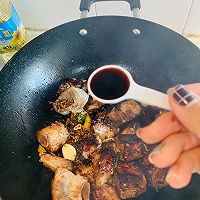 #味达美星厨X小厨中秋团圆宴#红烧排骨炖土豆板栗的做法图解6