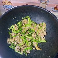 #轻食季怎么吃#减肥减脂菜 芦笋口蘑虾仁的做法图解7
