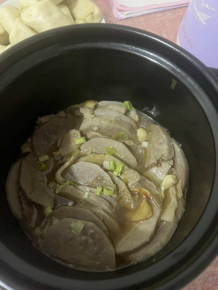 芋头炖肉片的做法