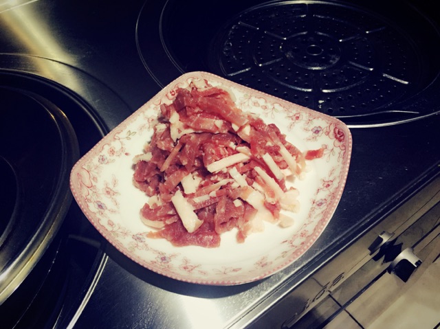 甜面酱肉丝的做法图解1