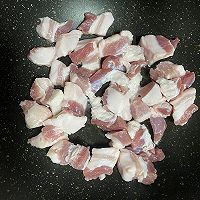 五花肉焖油豆腐的做法图解1