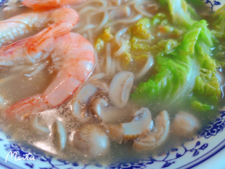 暖心暖胃，简单味美的口蘑鲜虾面的做法