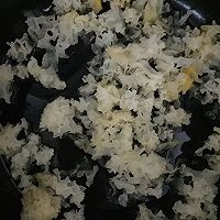 银耳雪梨红枣莲子羹的做法图解1