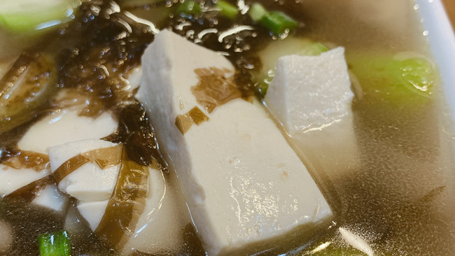 滋补好喝｜丝瓜紫菜豆腐蘑菇汤的做法
