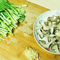 上海青炒平菇的做法图解1