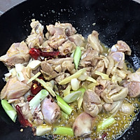 砂锅炖鸡肉的做法图解3