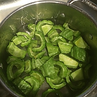 港式苦瓜排骨汤的做法图解2
