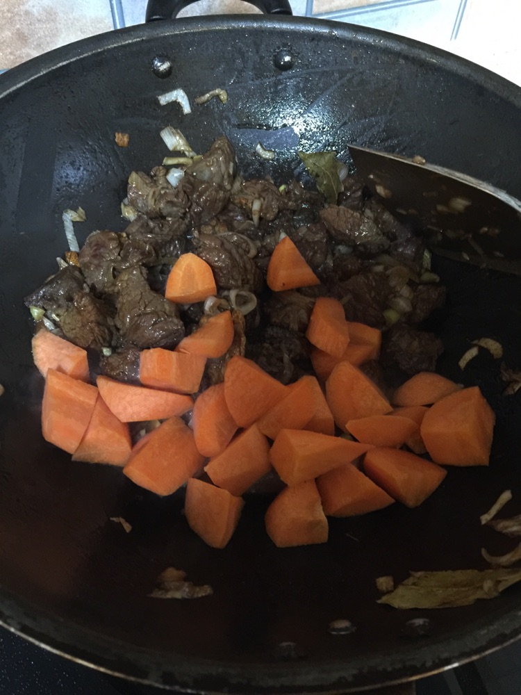 土豆萝卜烧牛腩的做法图解4