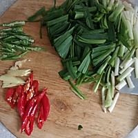 香蒜回锅肉的做法图解1