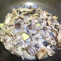 花菇花胶海参焖鸡肉的做法图解3
