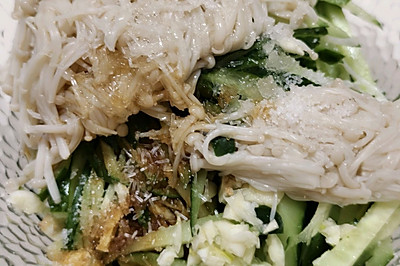 不辣的金针菇拌黄瓜