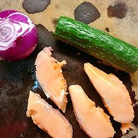 #天猫美味妙妙屋#三文鱼炒黑米饭的做法图解1