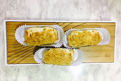 松软咸香的沙拉肉松肠仔软面包