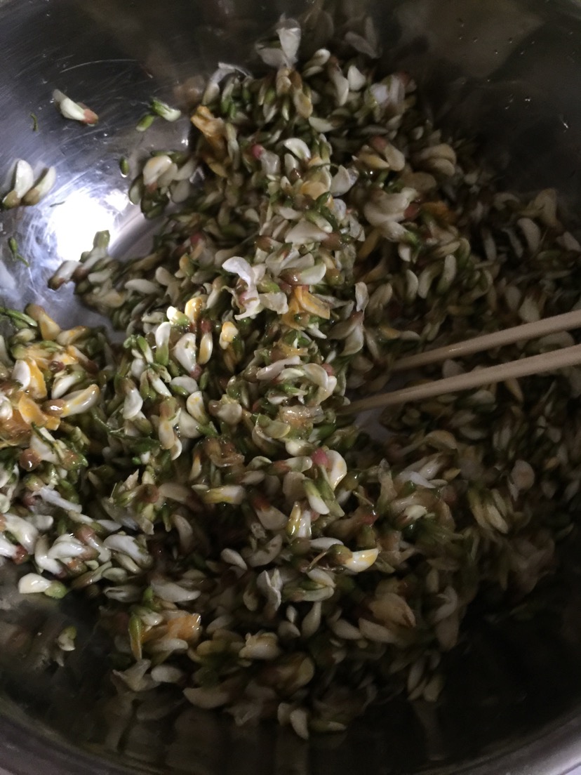 炒洋槐花的做法图解2