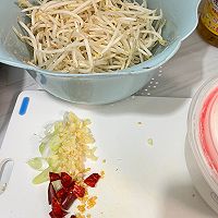 十分钟快手菜，炒豆芽的做法图解1