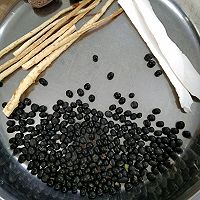 黑豆小侧鱼汤(适合小孩、老人、女士、孕妇)的做法图解2
